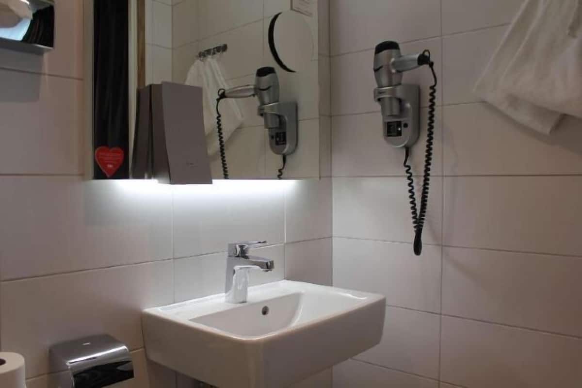 Bathroom | Shower, hair dryer, towels