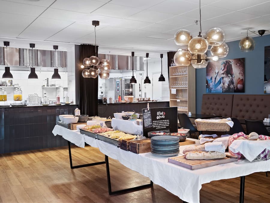 Café da manhã para viagem grátis todos os dias