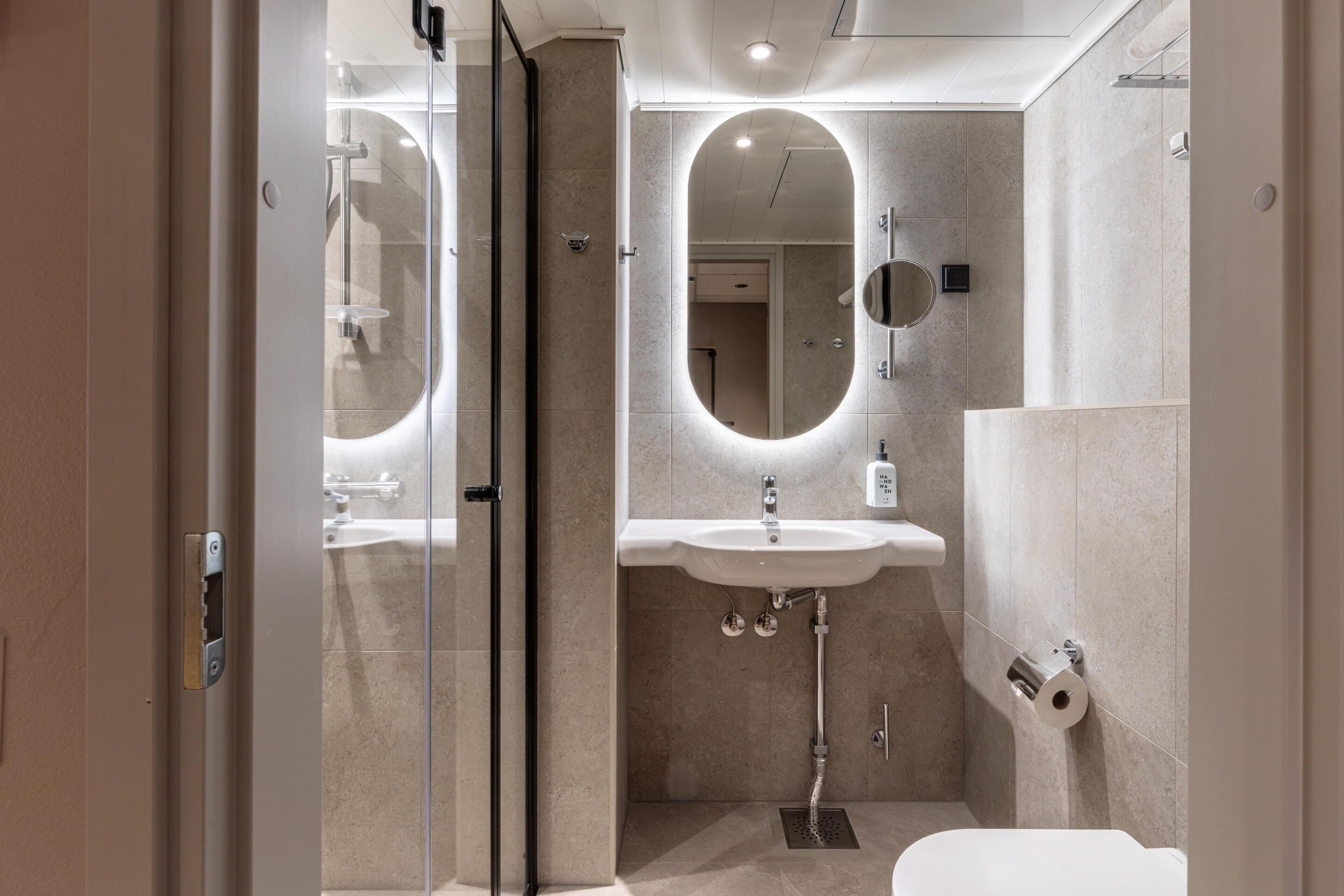 Gratis toiletartikelen, een haardroger, handdoeken