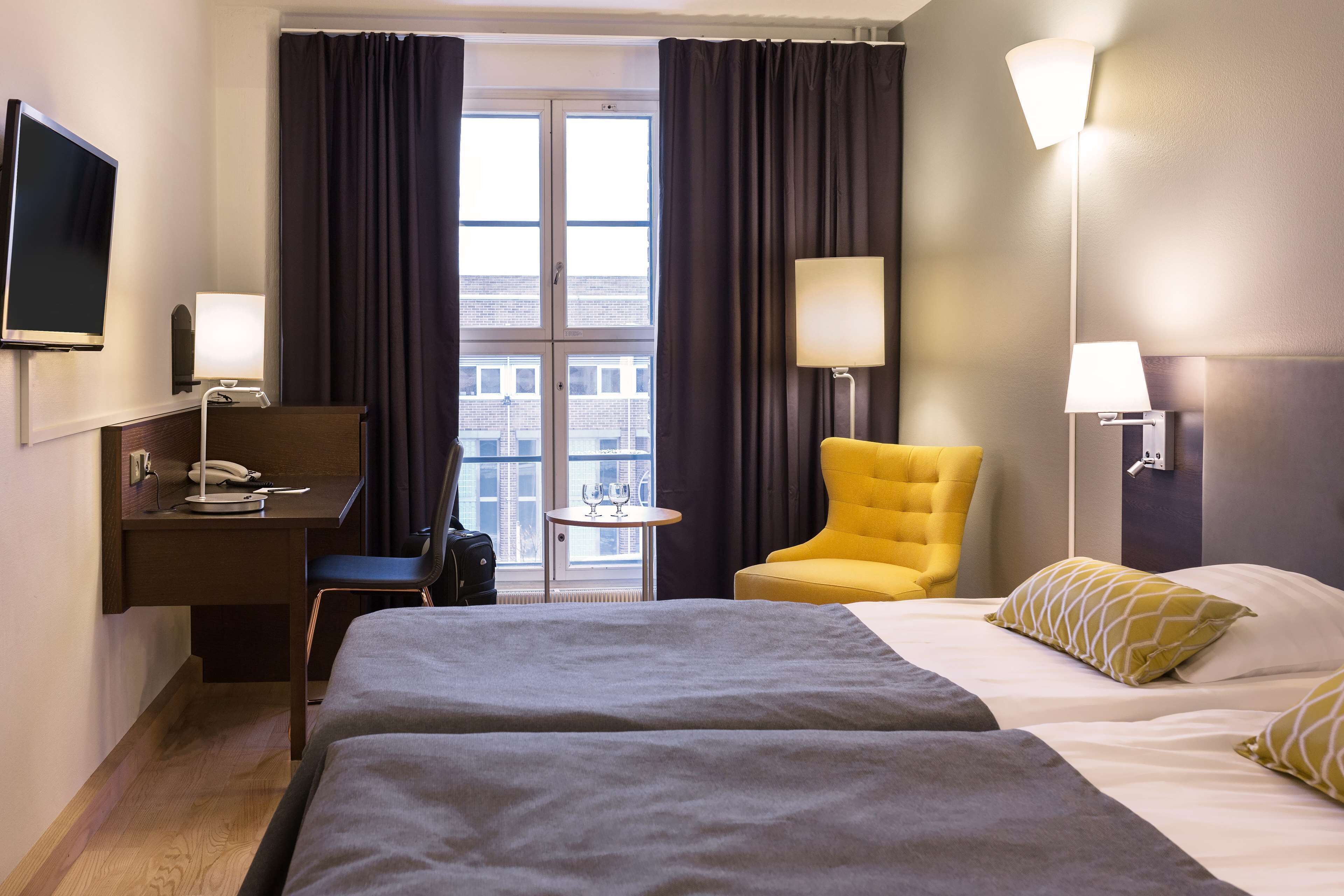 Twin Room | Minibar, in-room safe, desk, blackout drapes