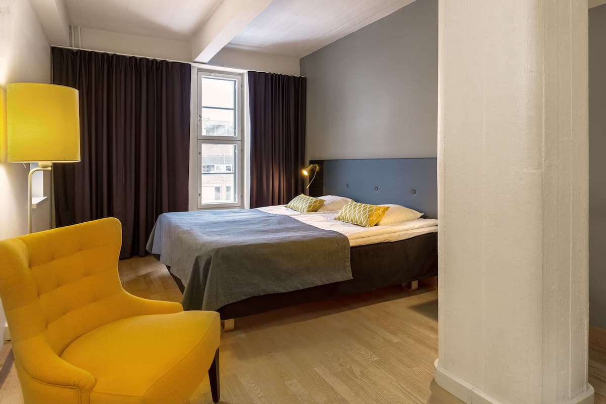 Coffre-fort, bureau, fer et planche à repasser, lit de bébé (gratuit)