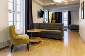 Habitación superior, 1 cama de matrimonio grande con sofá cama (Plus) | Caja fuerte, escritorio, cunas gratuitas y camas supletorias