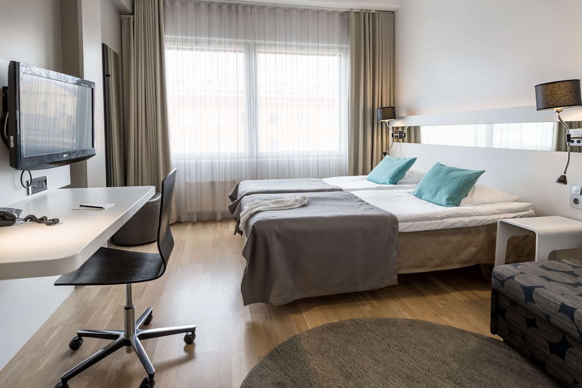 Minibar, Zimmersafe, Schreibtisch, Verdunkelungsvorhänge