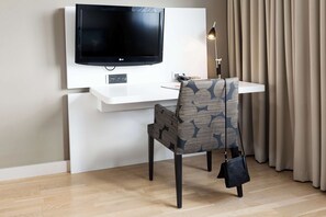 Superior Single Room | 1 bedroom, minibar, in-room safe, desk
