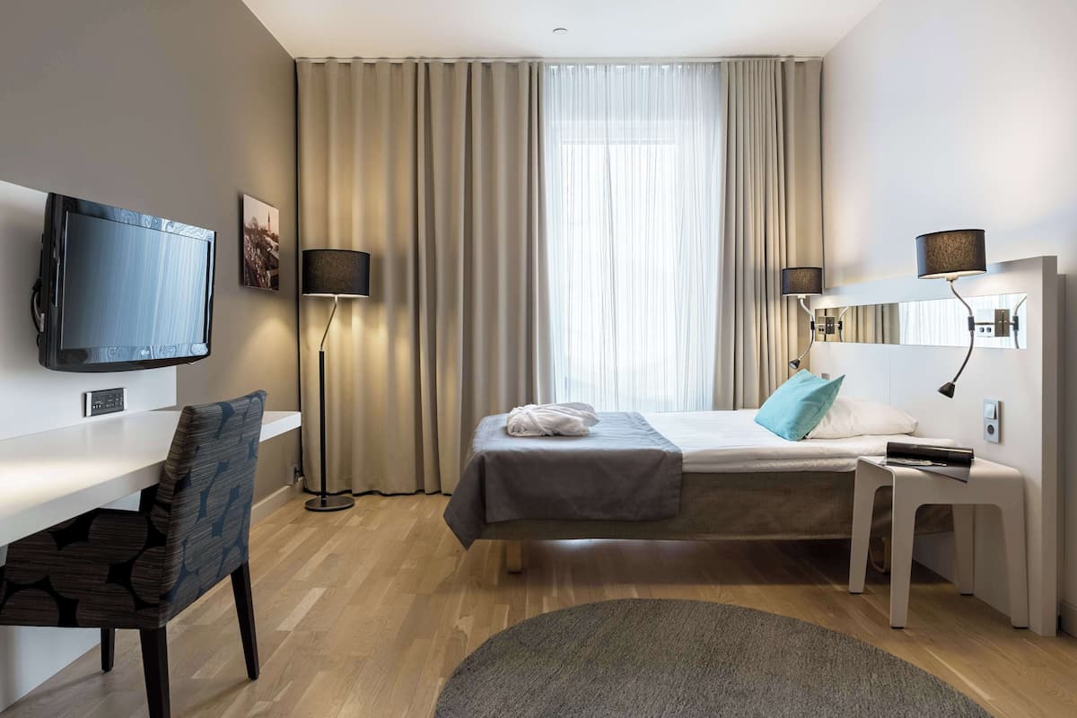 Standard Single Room | Minibar, in-room safe, desk, blackout drapes