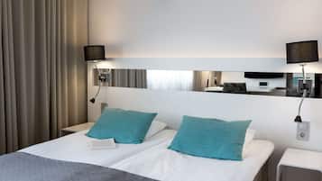 Standard Room, 1 Queen Bed | Minibar, in-room safe, desk, blackout drapes