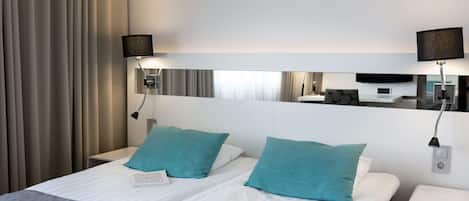 Standard Room, 1 Queen Bed | Minibar, in-room safe, desk, blackout drapes