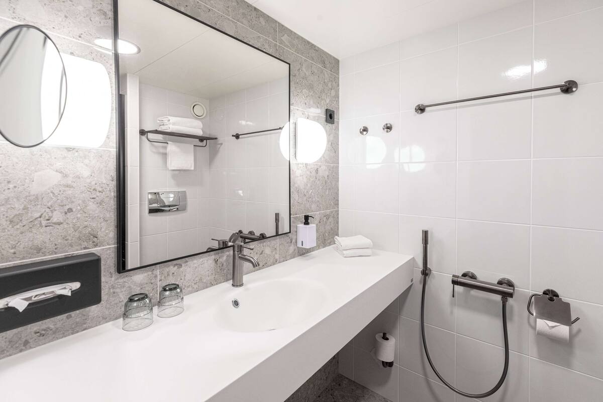 hypo-allergenic bedding, minibar, in-room safe, desk