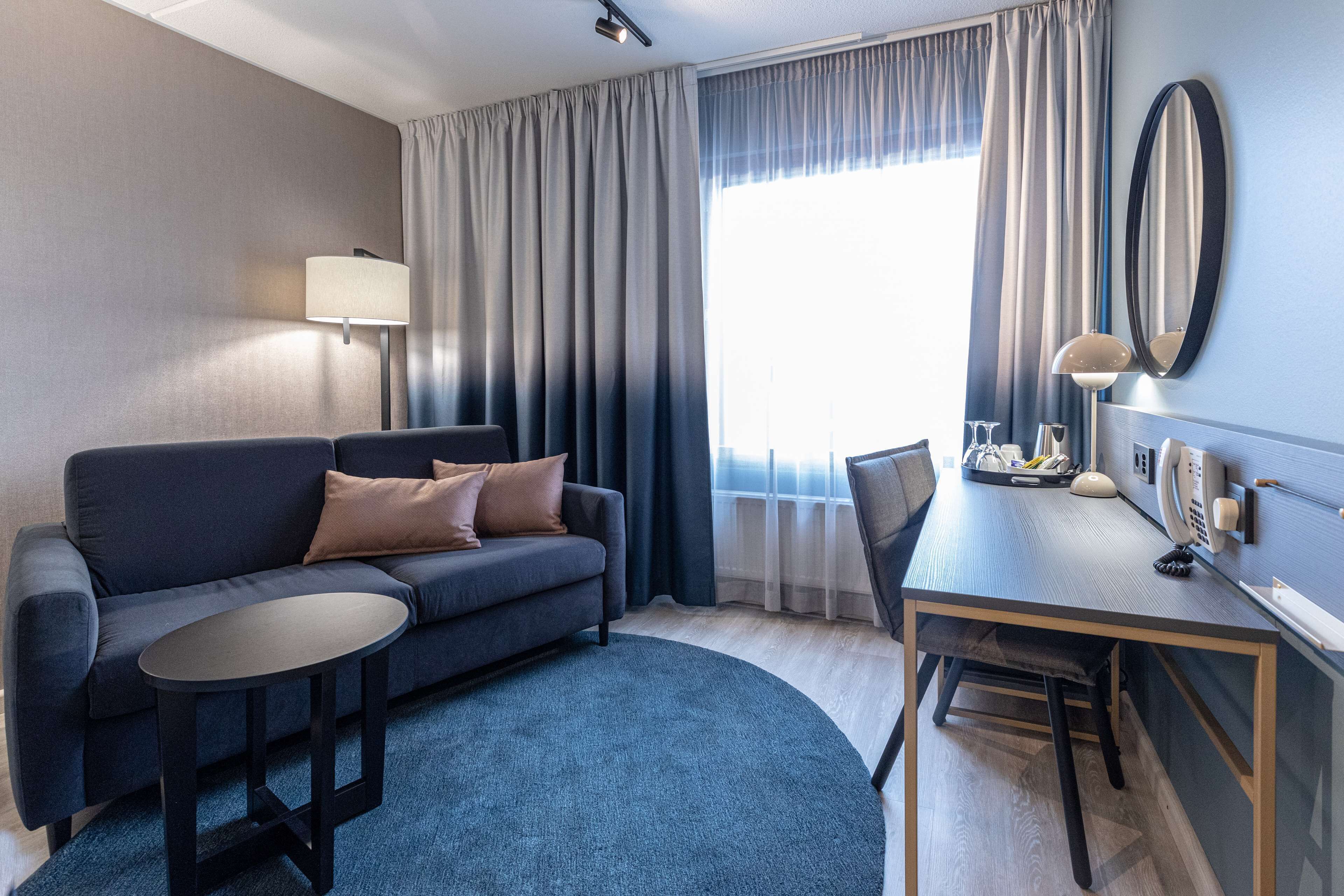 superior room, 1 king bed, bathtub | hypo-allergenic bedding, minibar, in-room safe, desk