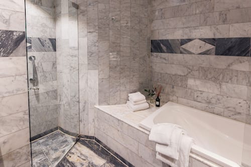 Deluxe-huone | Kylpyhuone | Designer-hygieniatuotteet, hiustenkuivaaja, lämmitetyt lattiat, pyyhkeet