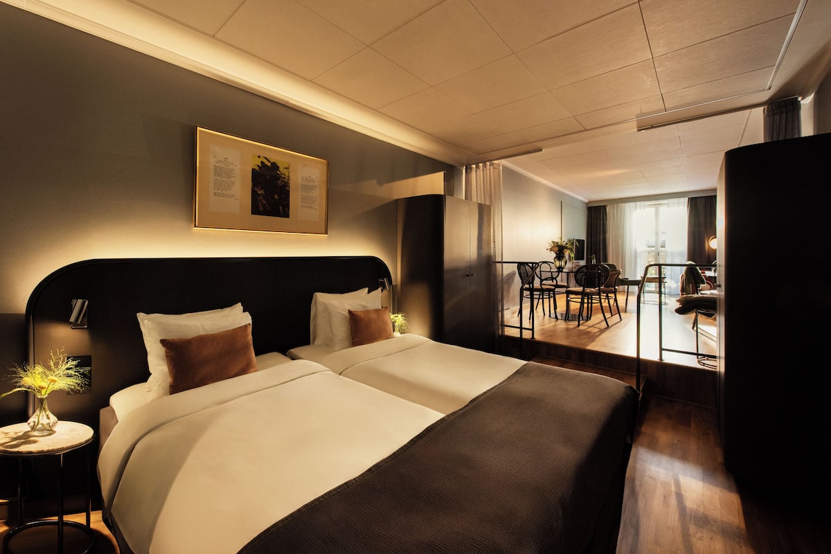 Deluxe Room | Meja, ruang kerja komputer riba, seterika/papan seterika, Wi-fi percuma