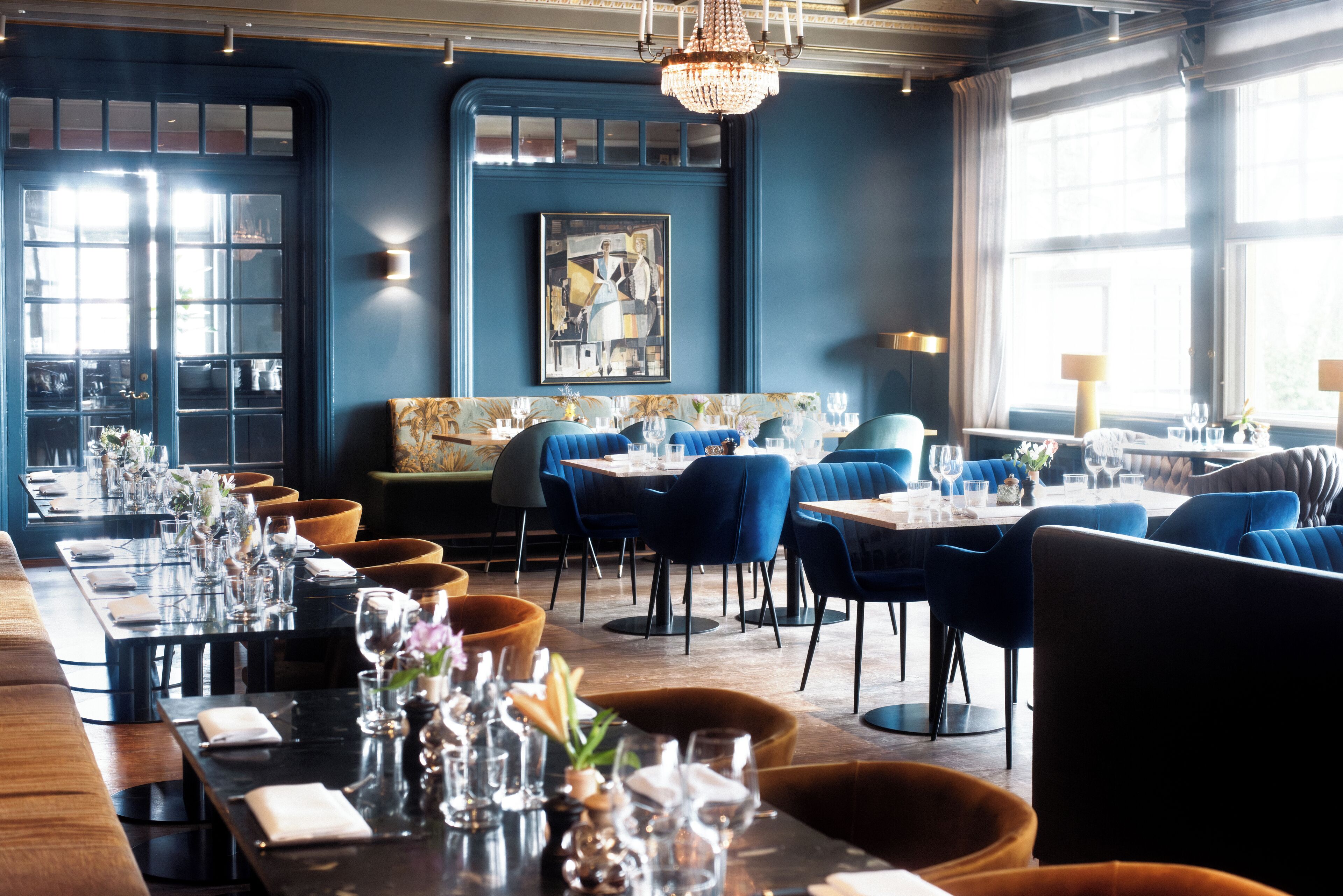 breakfast, lunch, dinner served; international cuisine