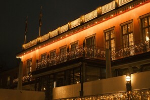 Fassade der Unterkunft – Abend/Nacht