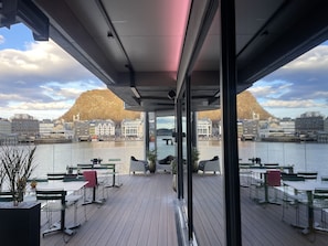 Petit-déjeuner servi sur place, vue sur la mer 