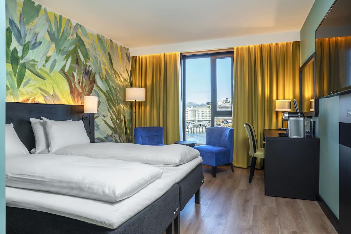 Zimmersafe, Schreibtisch, Verdunkelungsvorhänge, Bügeleisen/Bügelbrett