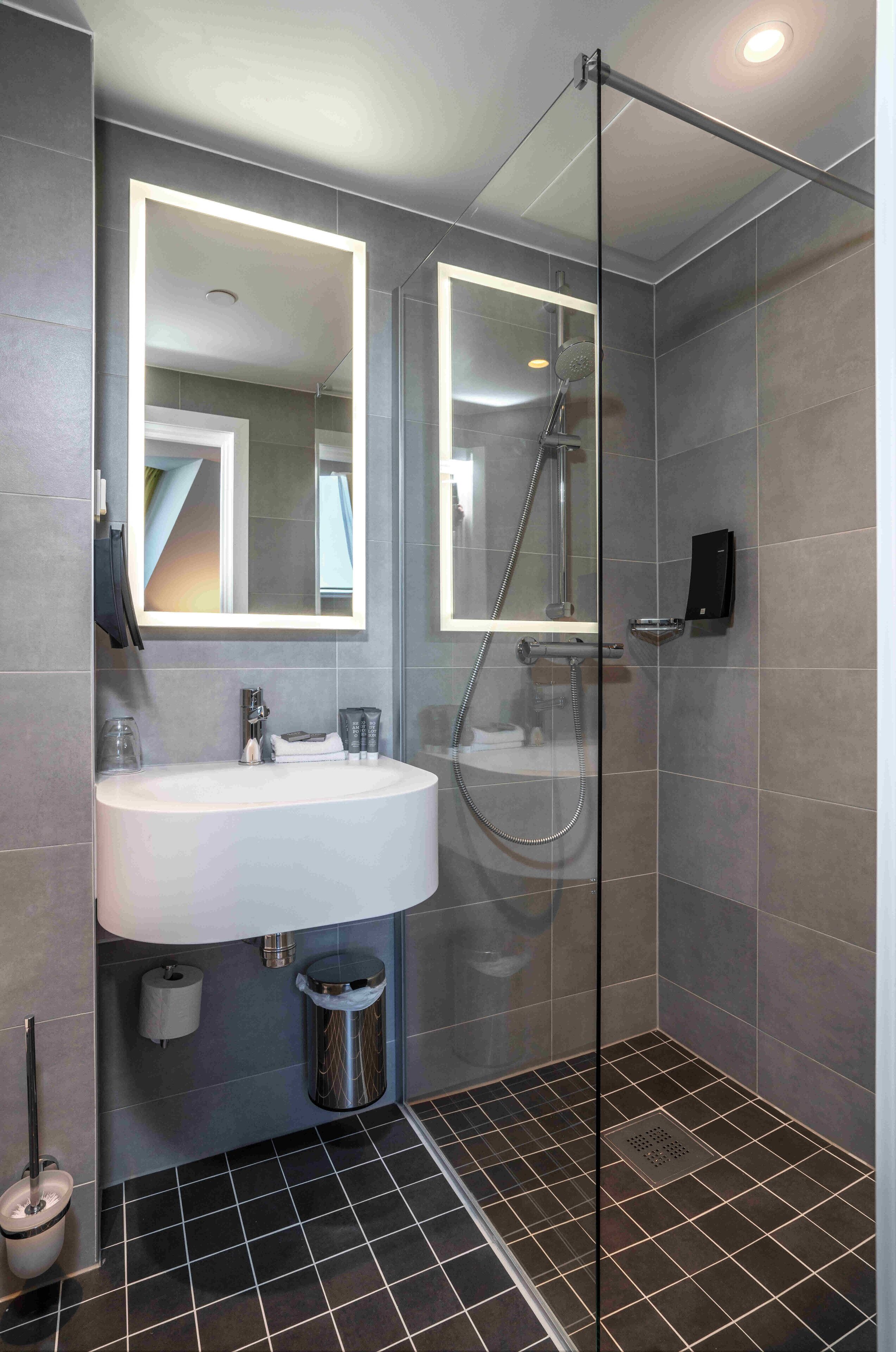 business room, non smoking | bathroom | shower, eco-friendly toiletries, hair dryer, heated floors