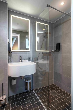 Shower, eco-friendly toiletries, hair dryer, heated floors - Thon Hotel Ålesund (Ålesund)