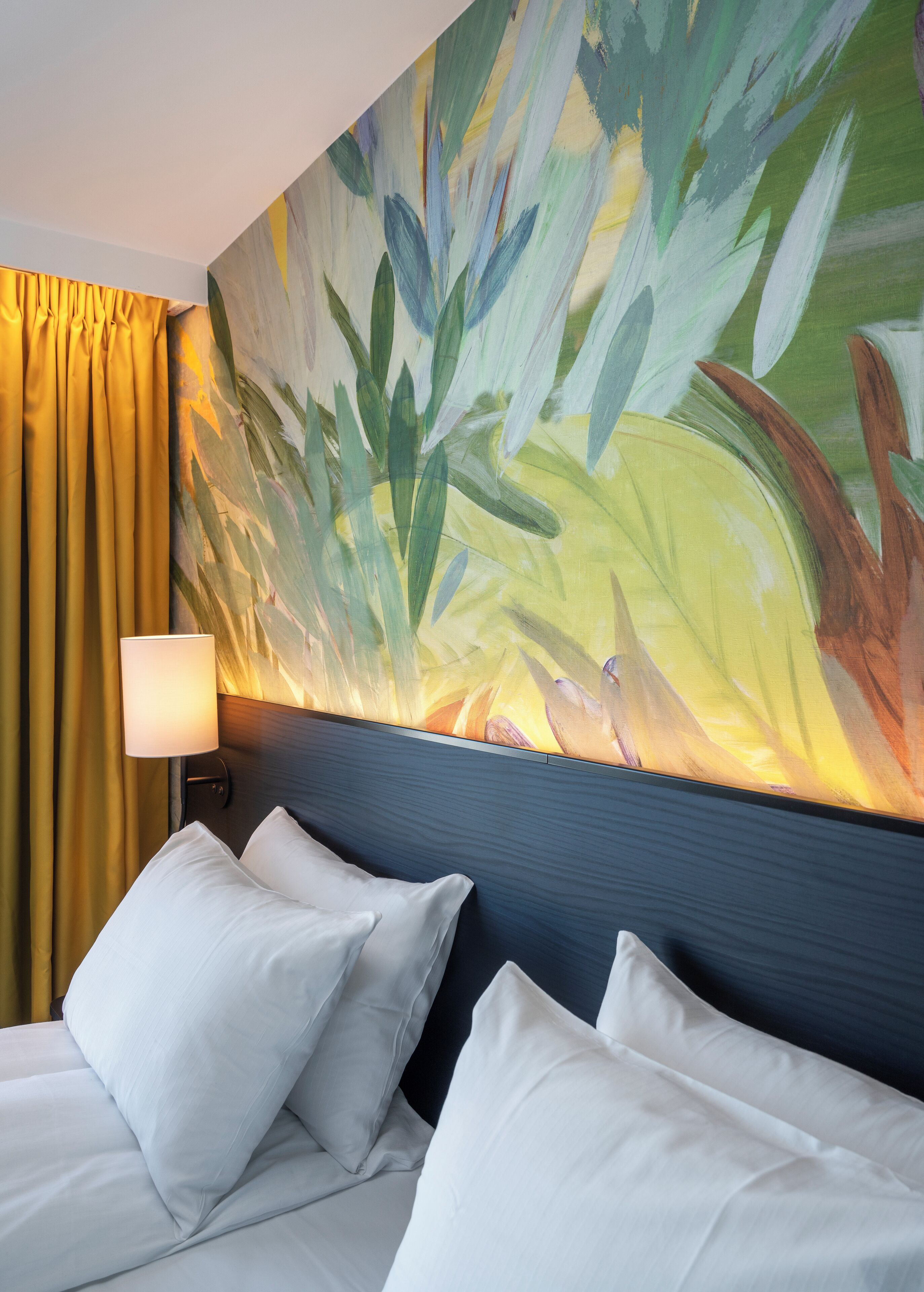 ตู้นิรภัยในห้องพัก, โต๊ะทำงาน, ผ้าม่านกันแสง, เตารีด/โต๊ะรีดผ้า