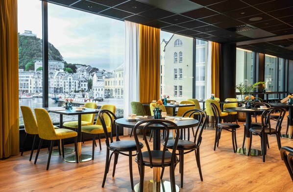 Frühstück, internationale Küche, Blick aufs Meer 