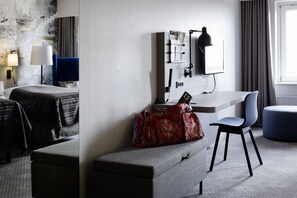 Twin Room | Hypo-allergenic bedding, in-room safe, desk, iron/ironing board