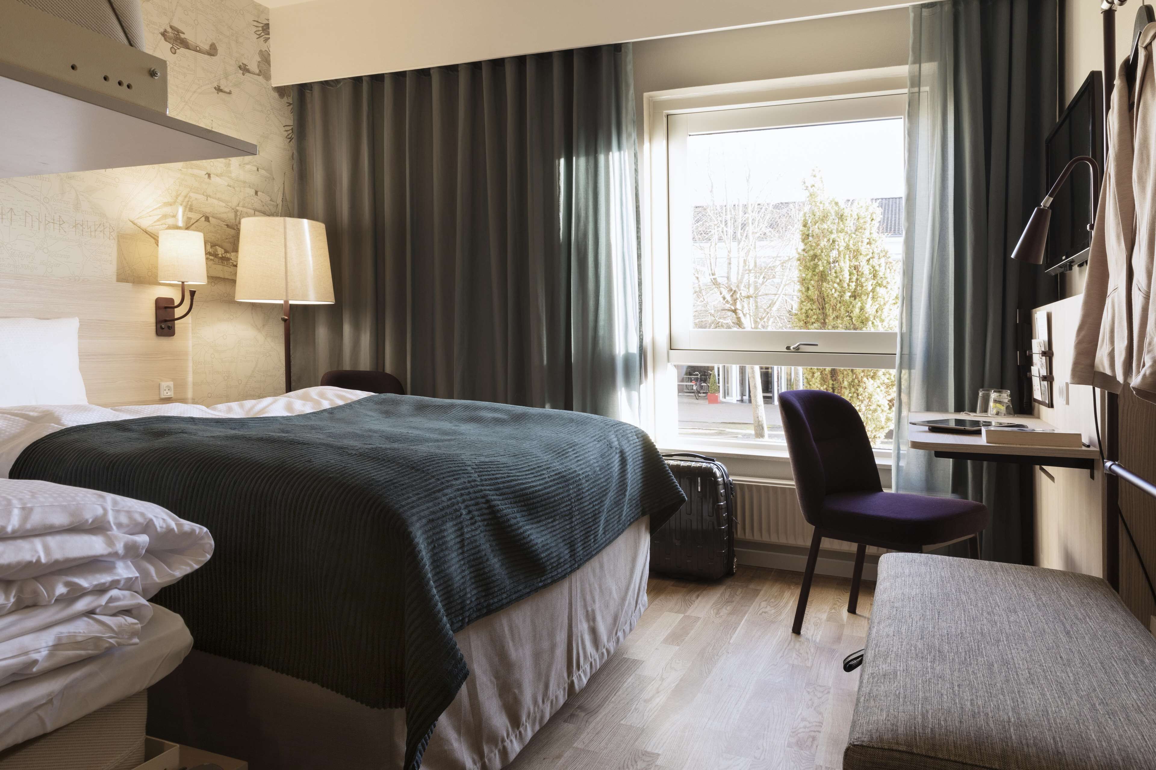 family room | in-room safe, free wifi, bed sheets