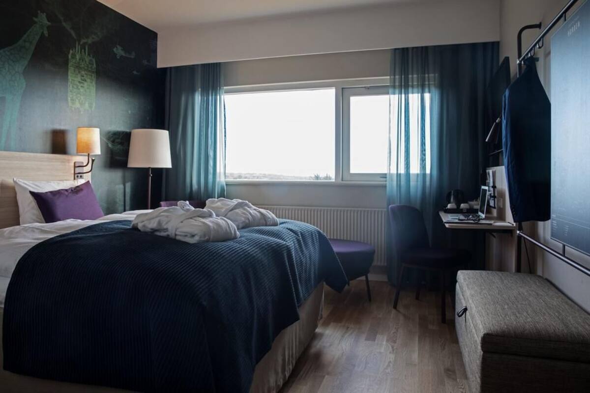 Tallelokero huoneessa, ilmainen Wi-Fi, vuodevaatteet