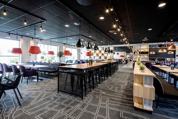 Daily buffet breakfast (DKK 189 per person)