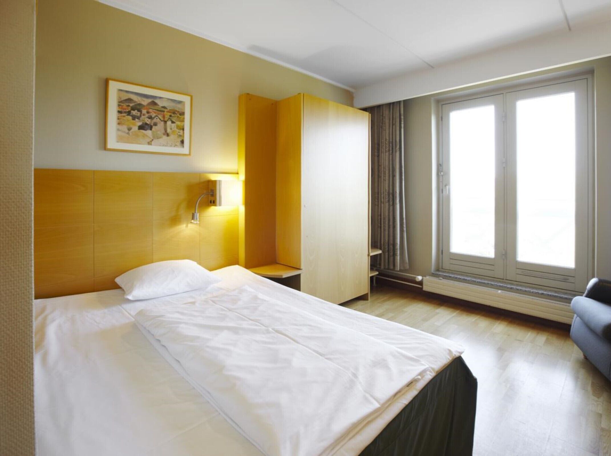 Iron/ironing board, WiFi (free), bed sheets