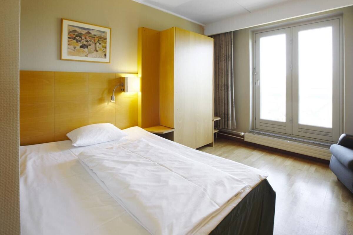 Iron/ironing board, WiFi (free), bed sheets