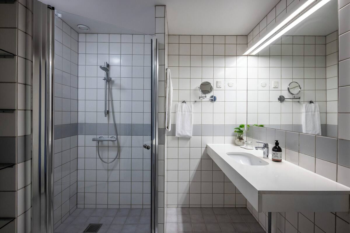 junior suite, 1 bedroom, park view | bathroom | shower, eco-friendly toiletries, hair dryer, towels