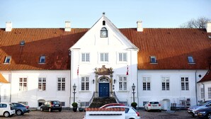 A white building with a red-tiled roof, a central entrance with steps, and a sign reading "Bygholm Park". - Comwell Bygholm Park (Horsens)