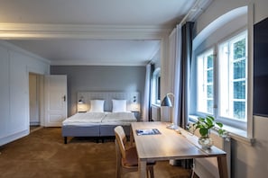 Junior suite, 1 slaapkamer, uitzicht op park | Hypoallergeen beddengoed, een kluis op de kamer, een bureau