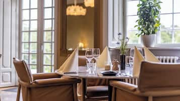 Mittagessen und Abendessen, Blick auf den Garten
