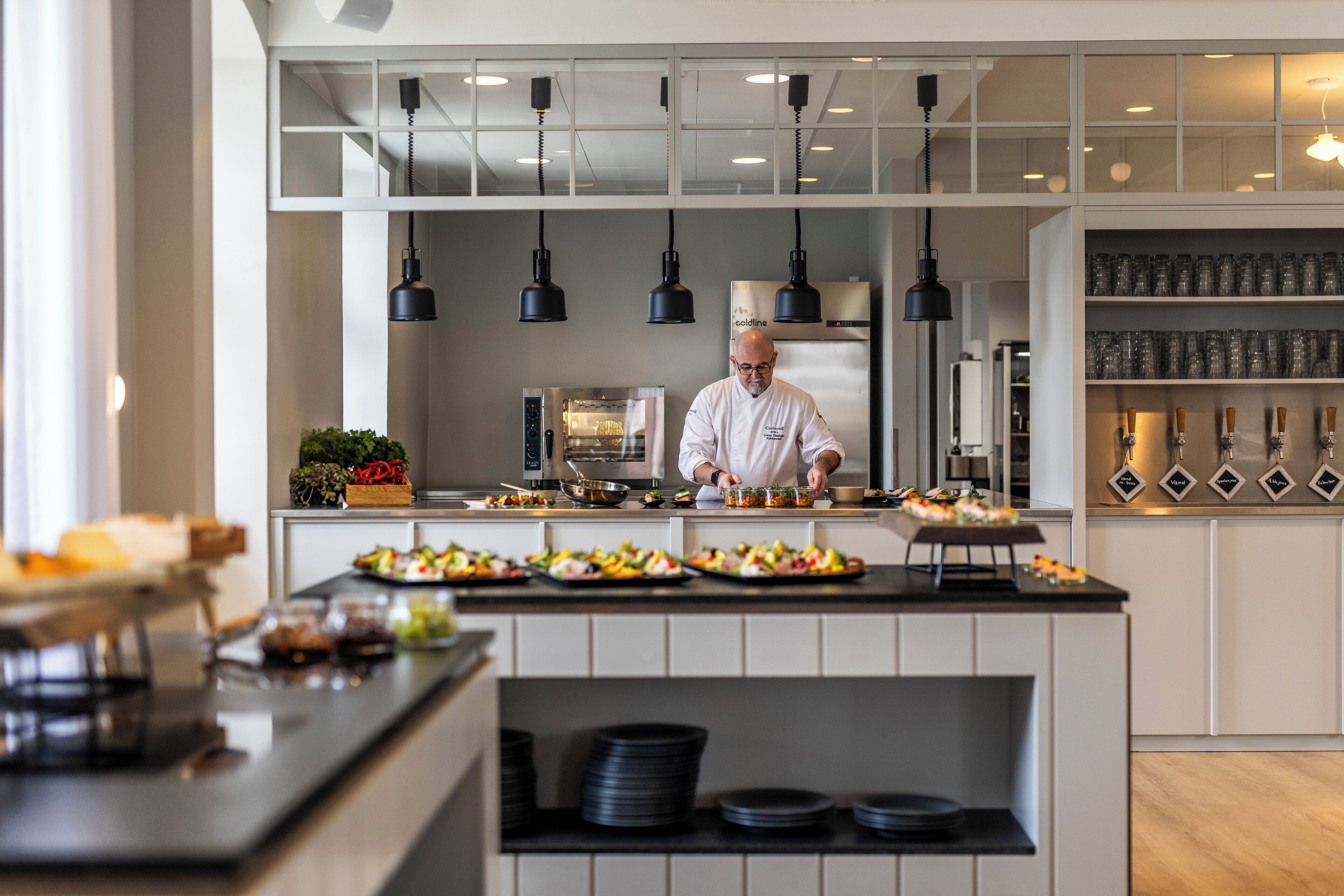 Serveert lunch en diner, uitzicht op de tuin 