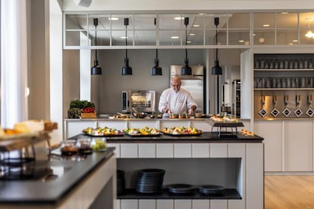 Lunch and dinner served, garden views