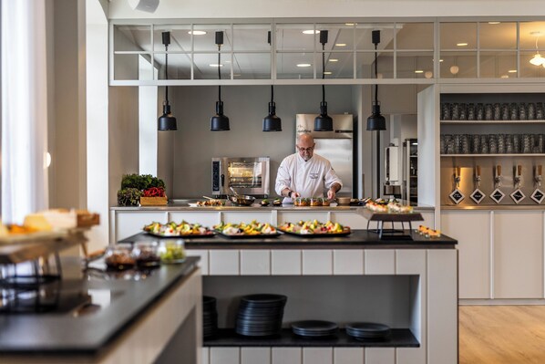 Serviço de almoço e jantar, vistas para o jardim