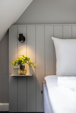 Quarto solteiro standard | Roupas de cama antialérgicas, cofres nos quartos, escrivaninha