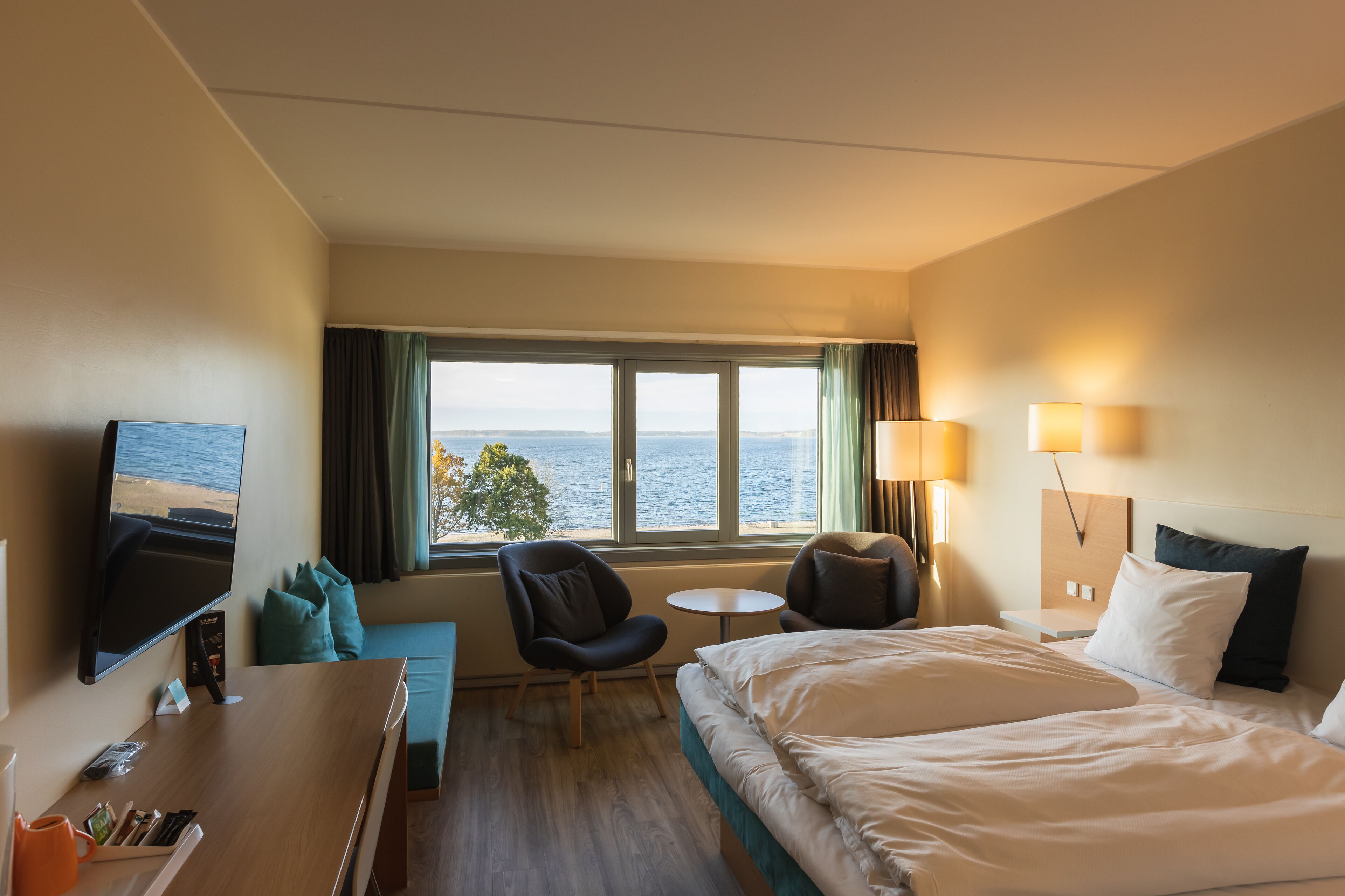 standard room, 1 king bed, non smoking, sea view | hypo-allergenic bedding, desk, laptop workspace, iron/ironing board