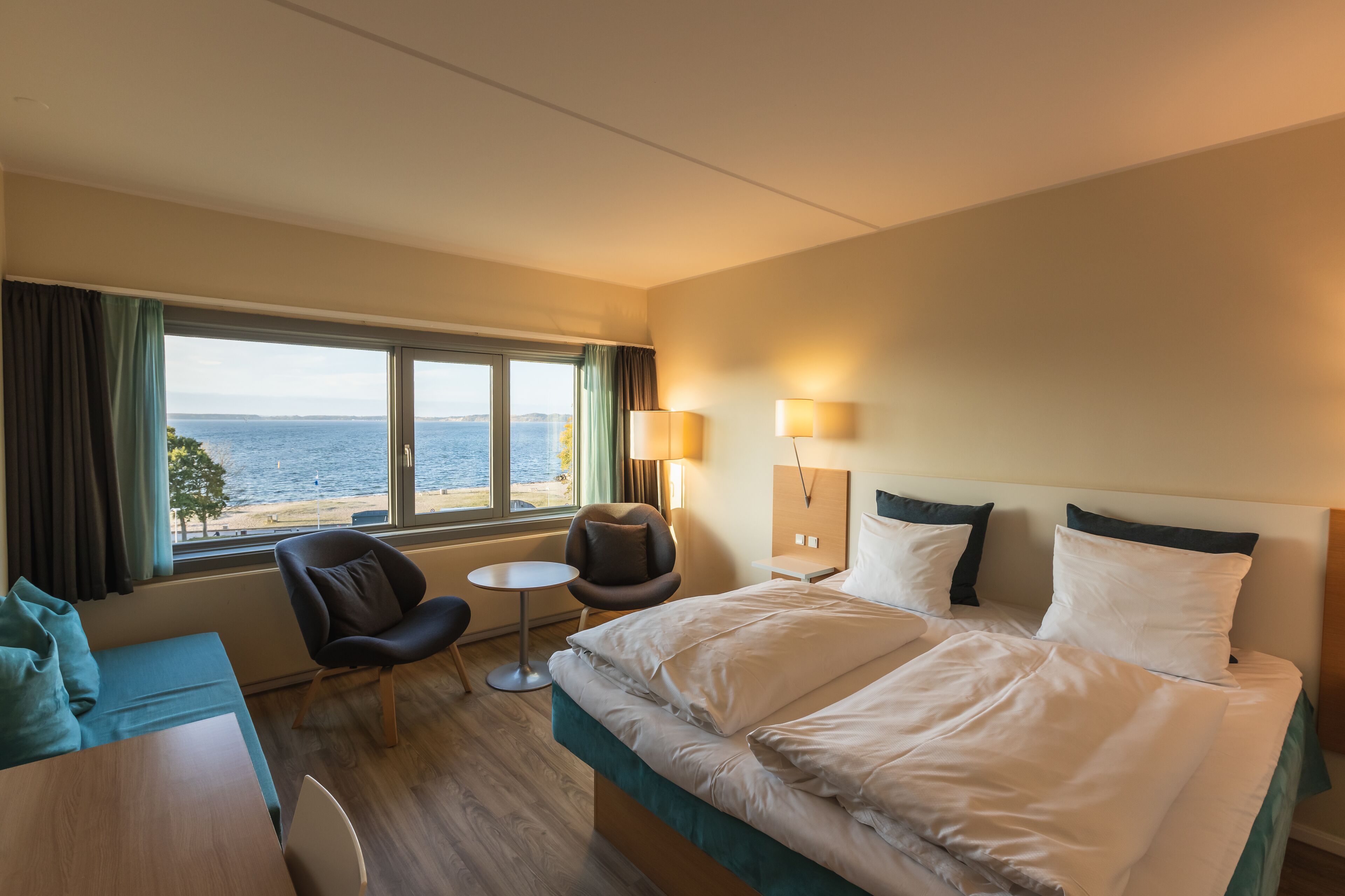 deluxe room, 1 bedroom, non smoking | hypo-allergenic bedding, desk, laptop workspace, iron/ironing board