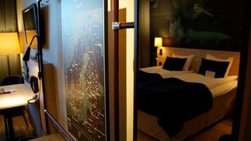 Skrivebord, strykejern/-brett og barnesenger (inkludert)