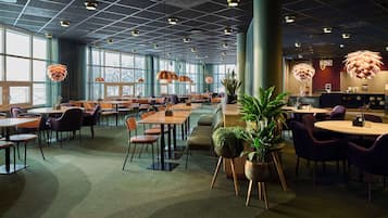Serviço de café da manhã, culinária local, restaurante ao ar livre