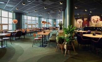 Se sirven desayunos, almuerzos y cocina local (con mesas al aire libre) 