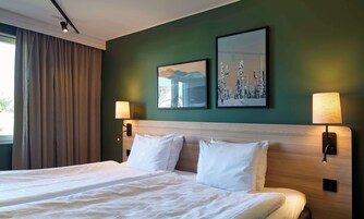 Twin Room | Desk, laptop workspace, blackout drapes, iron/ironing board