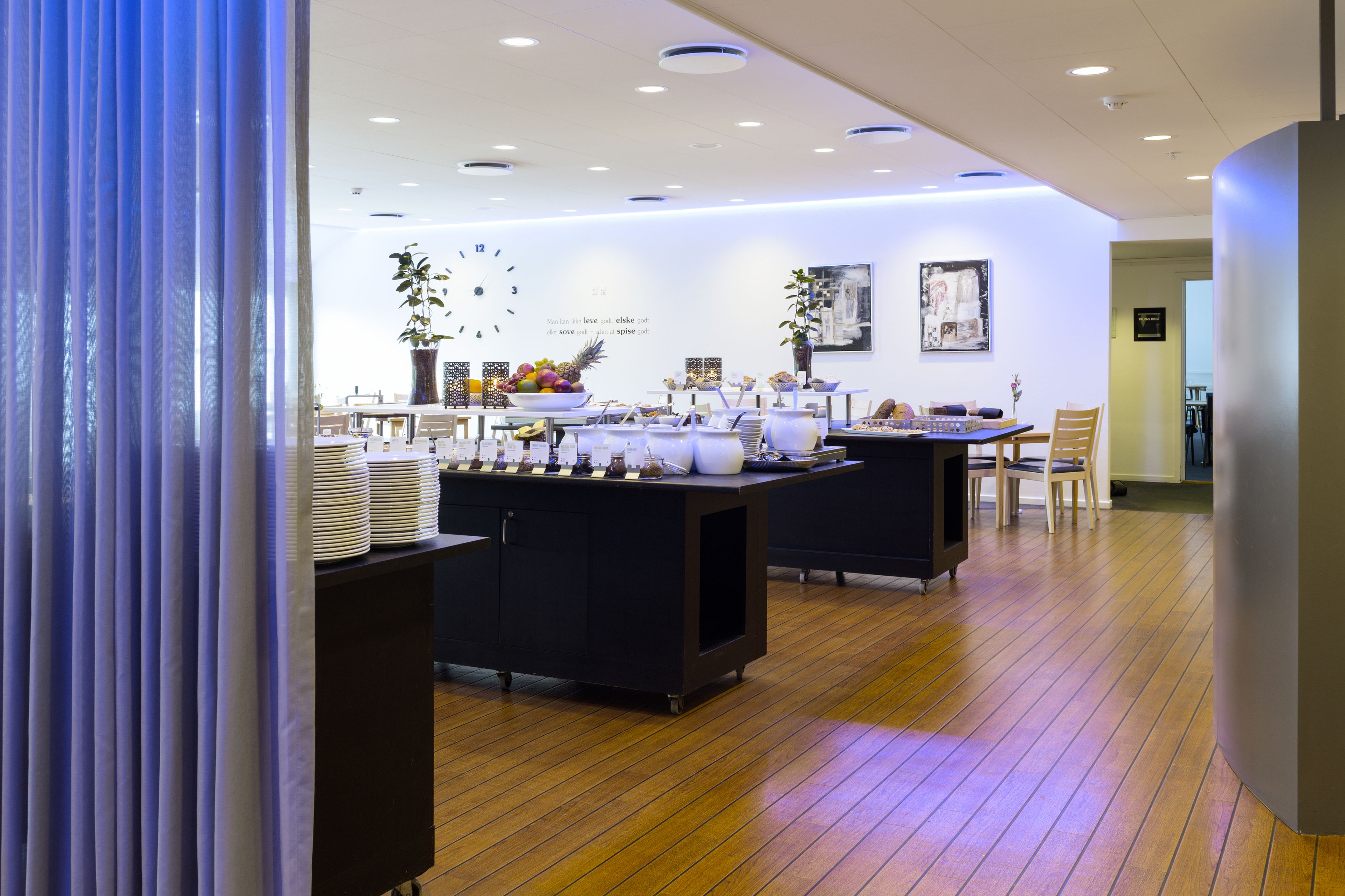 อาหารเช้าแบบบุฟเฟ่ต์ทุกวัน (DKK 189 ต่อคน)