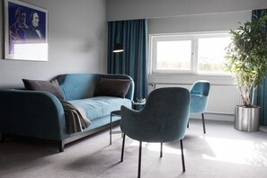 Junior Suite | In-room safe, desk, laptop workspace, iron/ironing board - Scandic Odense (Odense)