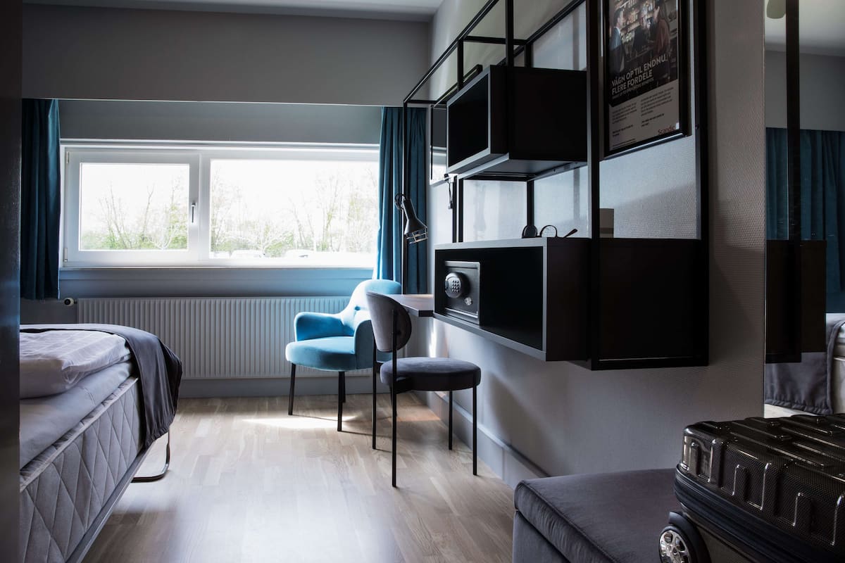 Single Room | In-room safe, desk, laptop workspace, iron/ironing board