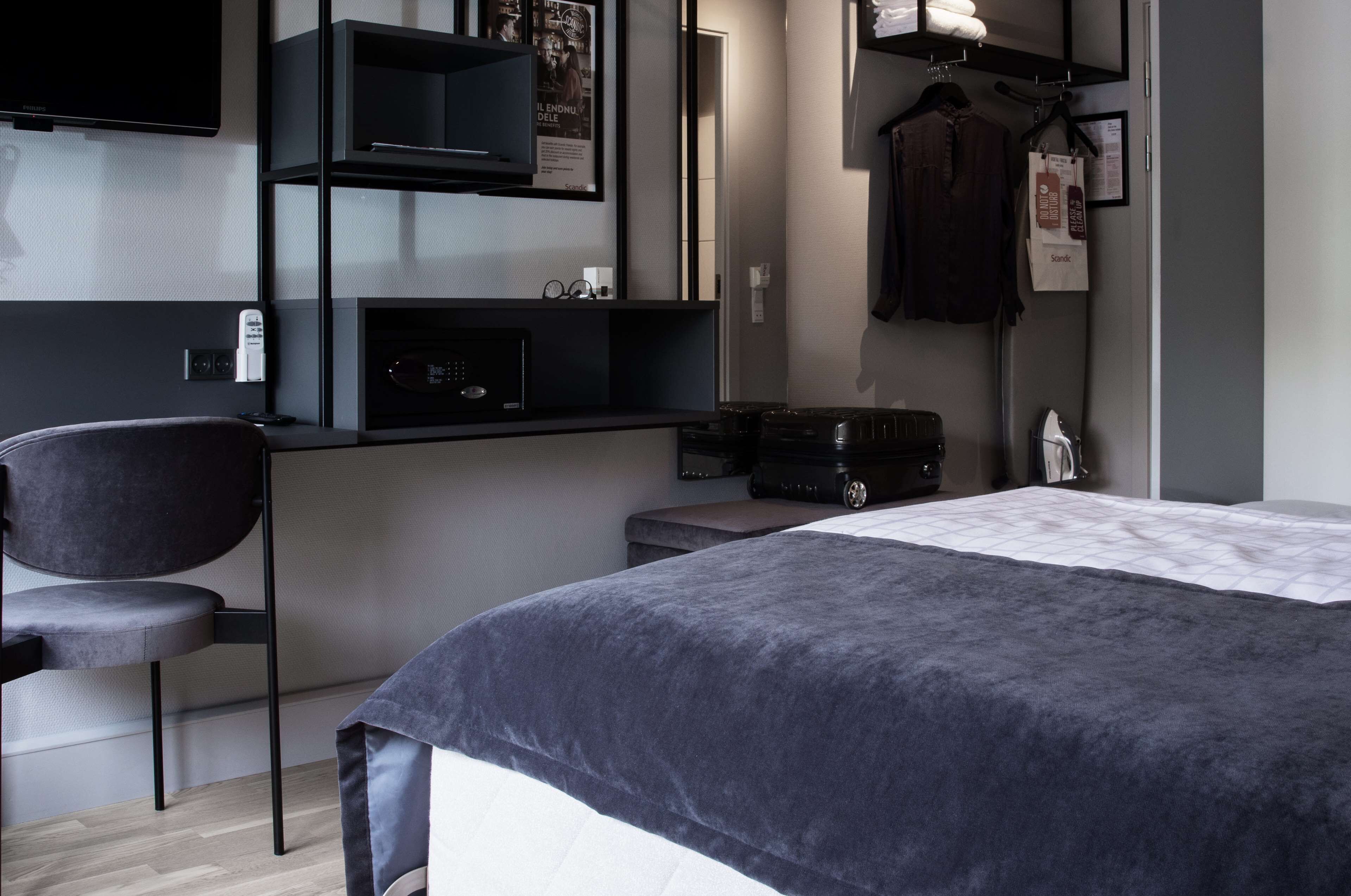 セーフティボックス (室内)、デスク、ノートパソコン用作業スペース、アイロン / アイロン台