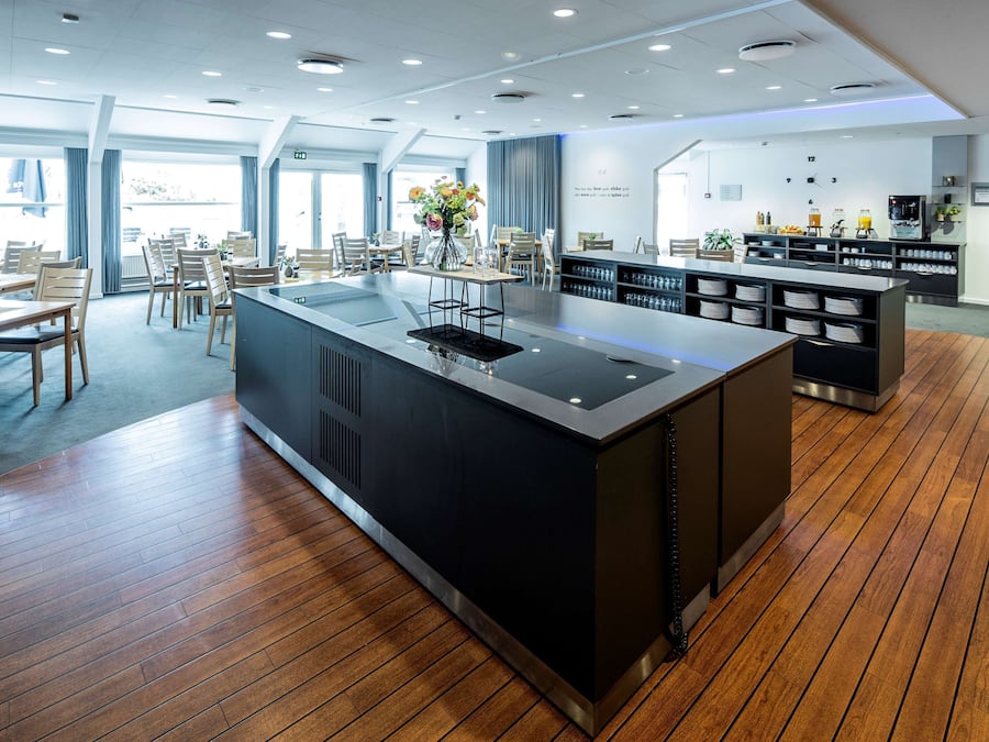 Daily buffet breakfast (DKK 189 per person)