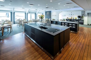 Bữa sáng buffet hàng ngày với phụ phí nhỏ 