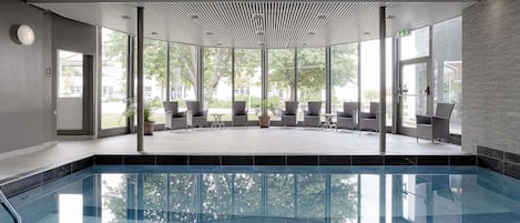 Indoor pool, sun loungers